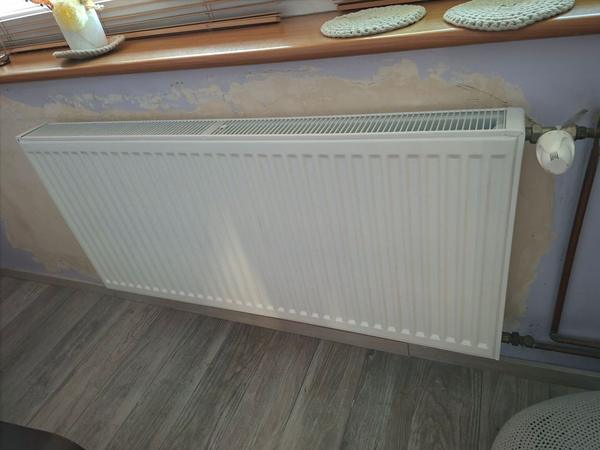 Nowy grzejnik panelowy z zaworem termostatycznym
