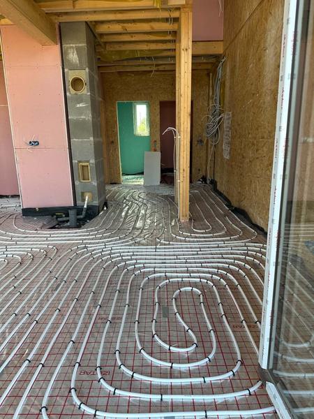 Wnętrze domu z rozprowadzoną instalacją podłogową